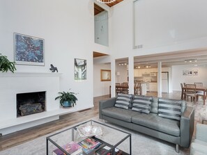 Smart TV, ping pong, music library, offices - Heron's Nest-Bright and Airy Suite with Study, steps away from Downtown Victoria by Victoria Prime! (Victoria)
