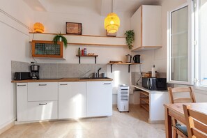 Fridge, microwave, stovetop, coffee/tea maker