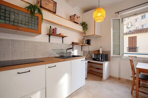 Fridge, microwave, stovetop, coffee/tea maker