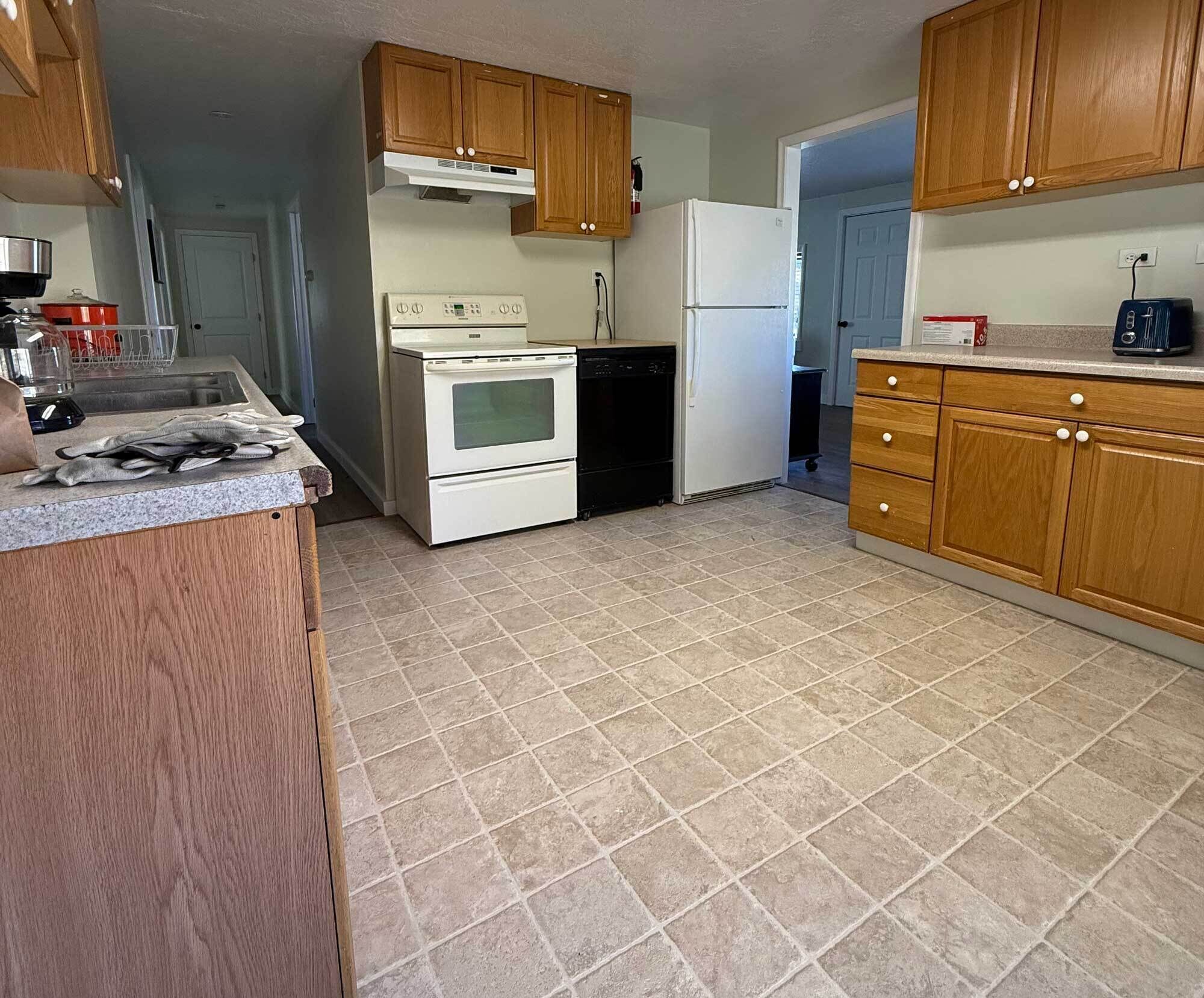 Jääkaappi, uuni, liesi, kahvin-/teenkeitin