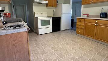 Réfrigérateur, four, plaque de cuisson, cafetiÚre/bouilloire