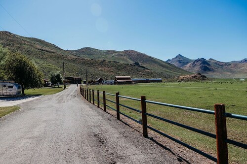 Hunters/Fishers basecamp! Cozy Silver Peak Ranch cabin. 2 BR (4 twin beds), 2 full baths (walk-in showers), full kitchen. Scenic views from the porch. Rustic, comfortable getaway great for couples or friends weekend getaways near Silver Creek!