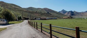 Hunters/Fishers basecamp! Cozy Silver Peak Ranch cabin. 2 BR (4 twin beds), 2 full baths (walk-in showers), full kitchen. Scenic views from the porch. Rustic, comfortable getaway great for couples or friends weekend getaways near Silver Creek!