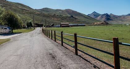 Hunters/Fishers basecamp! Cozy Silver Peak Ranch cabin. 2 BR (4 twin beds), 2 full baths (walk-in showers), full kitchen. Scenic views from the porch. Rustic, comfortable getaway great for couples or friends weekend getaways near Silver Creek!