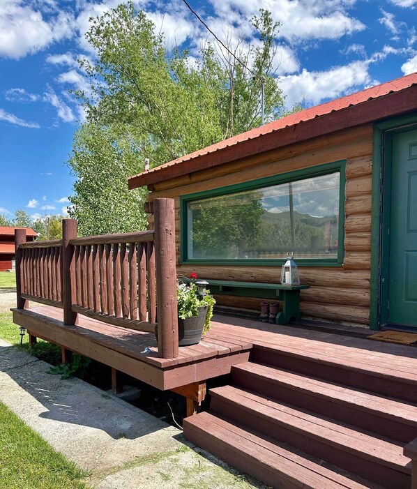 Property grounds - Hunters/Fishers basecamp! Cozy Silver Peak Ranch cabin. 2 BR (4 twin beds), 2 full baths (walk-in showers), full kitchen. Scenic views from the porch. Rustic, comfortable getaway great for couples or friends weekend getaways near Silver Creek! (Carey)