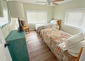 2 bedrooms, free WiFi, bed sheets - Hunters/Fishers basecamp! Cozy Silver Peak Ranch cabin. 2 BR (4 twin beds), 2 full baths (walk-in showers), full kitchen. Scenic views from the porch. Rustic, comfortable getaway great for couples or friends weekend getaways near Silver Creek! (Carey)