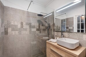 Dusche, Haartrockner, Handtücher