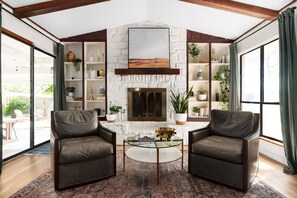 Televisión y oficina 