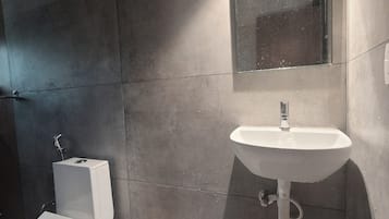Family Room | Bathroom | Towels, soap, shampoo, toilet paper