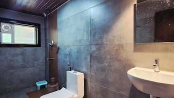 Toallas, jabón, shampoo, papel higiénico