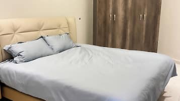 Apartamento luxo, sacada, vista para a cidade | 1 quarto, escrivaninha, espaço de trabalho para notebook