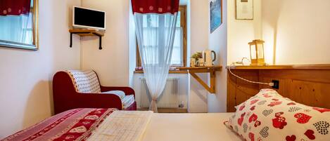 1 間睡房、床單、方便輪椅出入