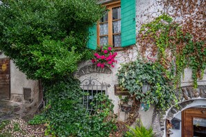 Exterior detail - Room 'Pedi' with Shared Garden (Caldes)