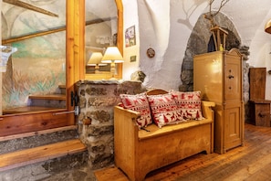 Interior - Moleti Room with Shared Garden (Caldes)