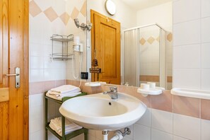 Shower, hair dryer, towels - Moleti Room with Shared Garden (Caldes)