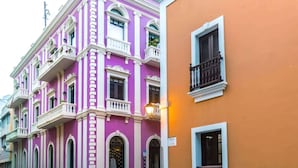Un edificio de varios pisos con balcones y ventanas de arco.