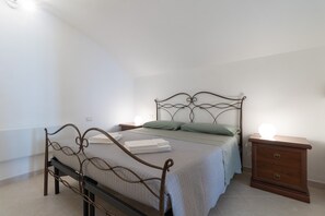 1 slaapkamer, een strijkplank/strijkijzer, gratis wifi, beddengoed