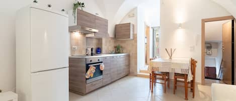 Frigorifero, forno, piano cottura, macchina per tè/caffè