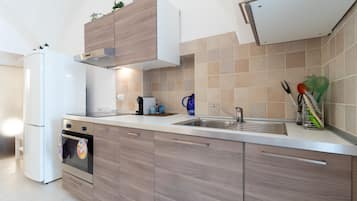 Fridge, oven, stovetop, coffee/tea maker