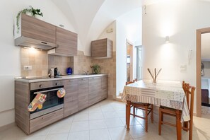 Een koelkast, een oven, een kookplaat, een koffiezetapparaat/waterkoker