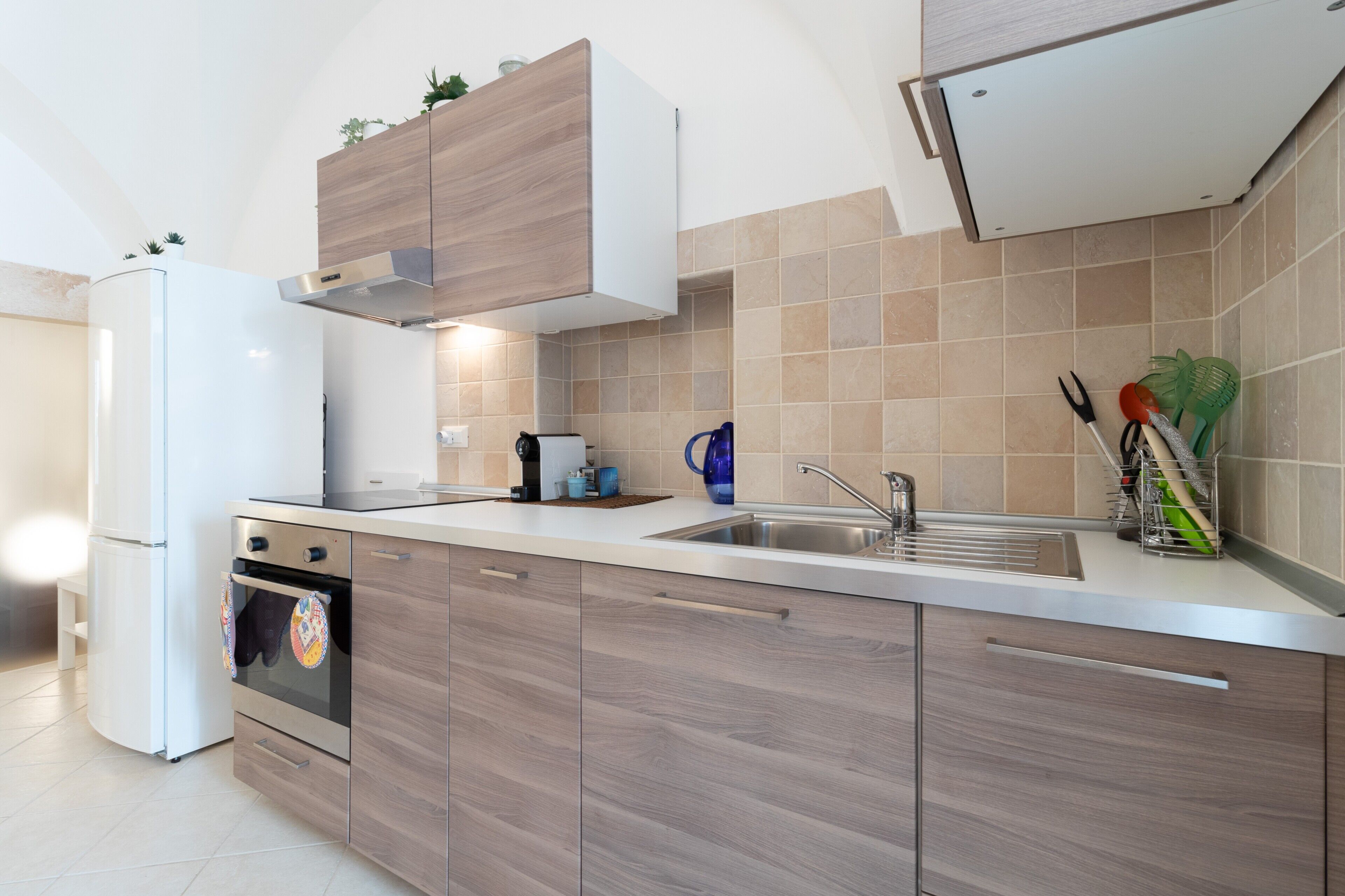 Fridge, oven, stovetop, coffee/tea maker