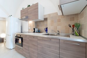 Fridge, oven, stovetop, coffee/tea maker