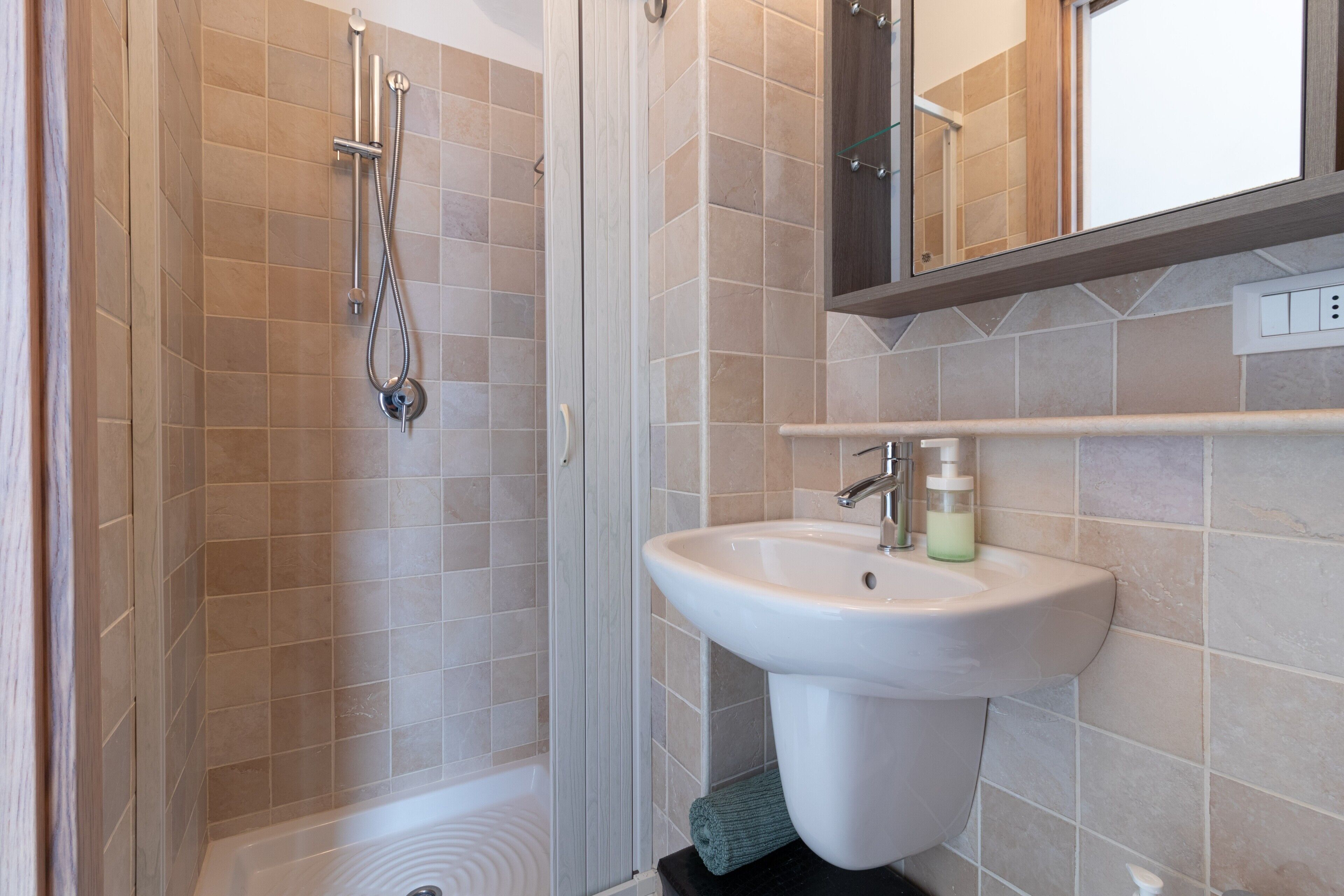 Een douche, een haardroger, handdoeken