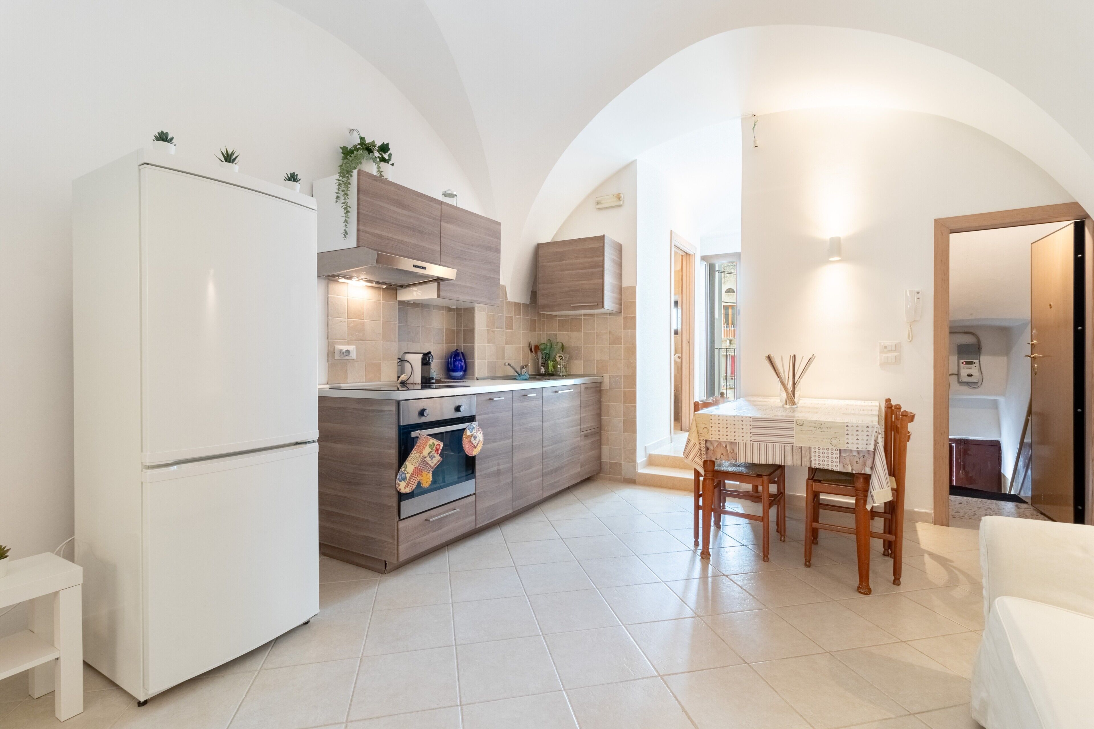 Fridge, oven, stovetop, coffee/tea maker