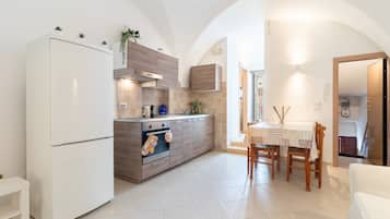 Fridge, oven, stovetop, coffee/tea maker