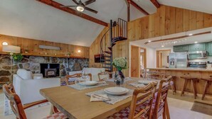 Un interior acogedor de madera con comedor, cocina y sala de estar.