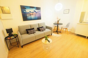 Living area - 1 Bedroom apartment in Gracia (Barcelona)