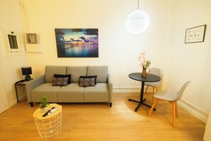 Living area - 1 Bedroom apartment in Gracia (Barcelona)