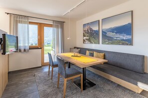 Dining - Cozy vacation apartment with unobstructed views of the surrounding mountains (Inzing)