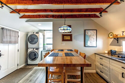 Private Renovated Apt w/ Washer/Dryer near dwntwn!