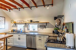 Kjøleskap, mikrobølgeovn, ovn og kokeplater