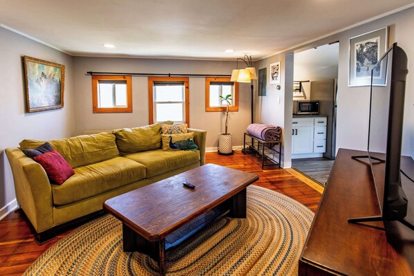 TV - Private Renovated Apt w/ Washer/Dryer near dwntwn! (Burlington)