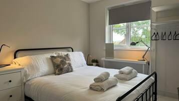 4 bedrooms, iron/ironing board, free WiFi