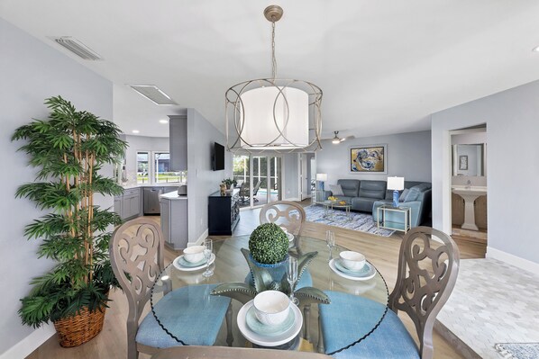 A dining area with a round table, chairs, and a decorative centerpiece. - Remodeled Waterfront Home w/ Heated Pool in Punta Gorda (Punta Gorda)