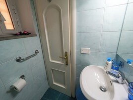 Apartment, 1 Bedroom, Private Bathroom | Bathroom | Free toiletries, hair dryer, towels, soap
