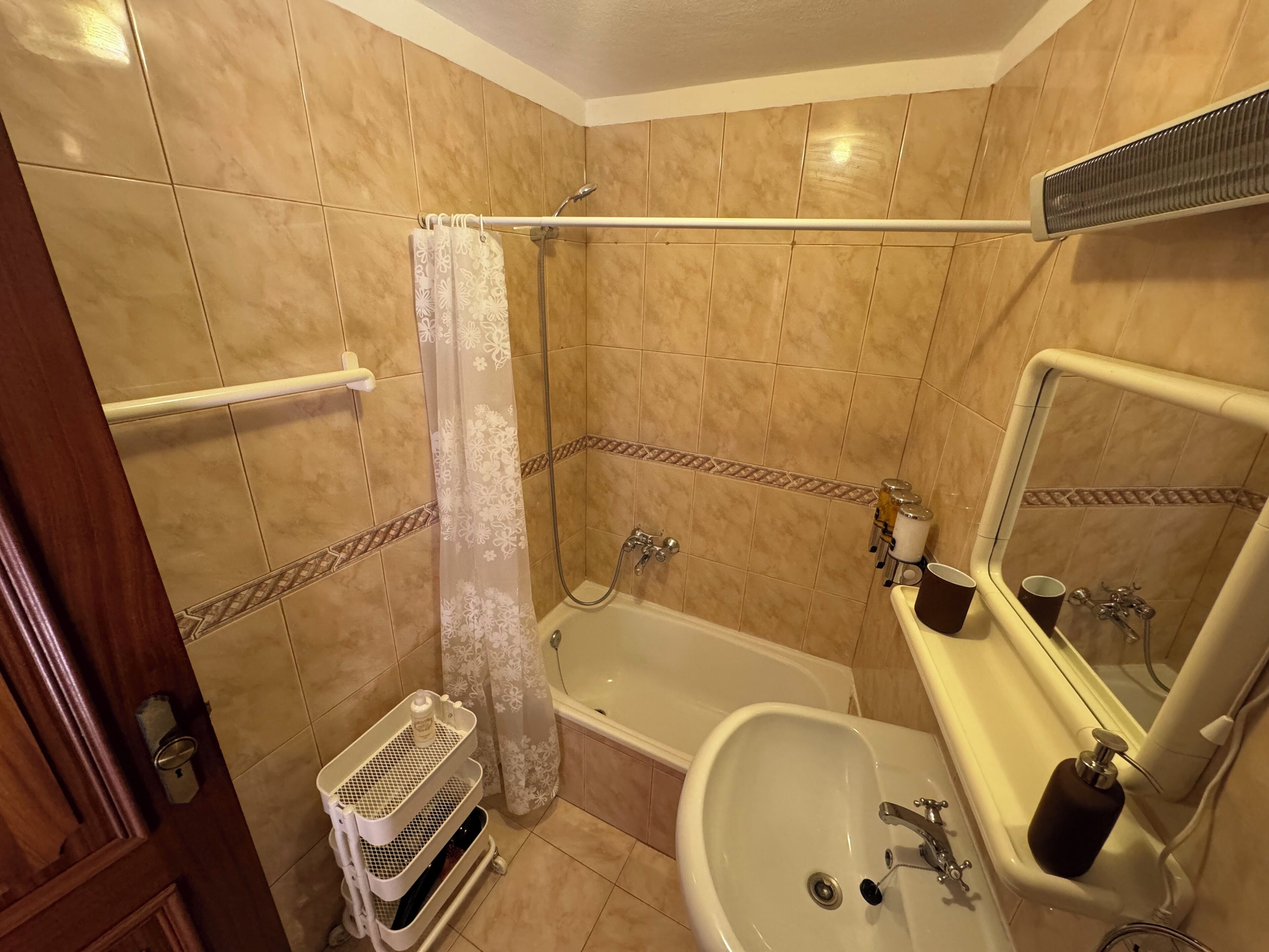 Produtos de toalete biodegradáveis, secador de cabelo, toalhas de banho 