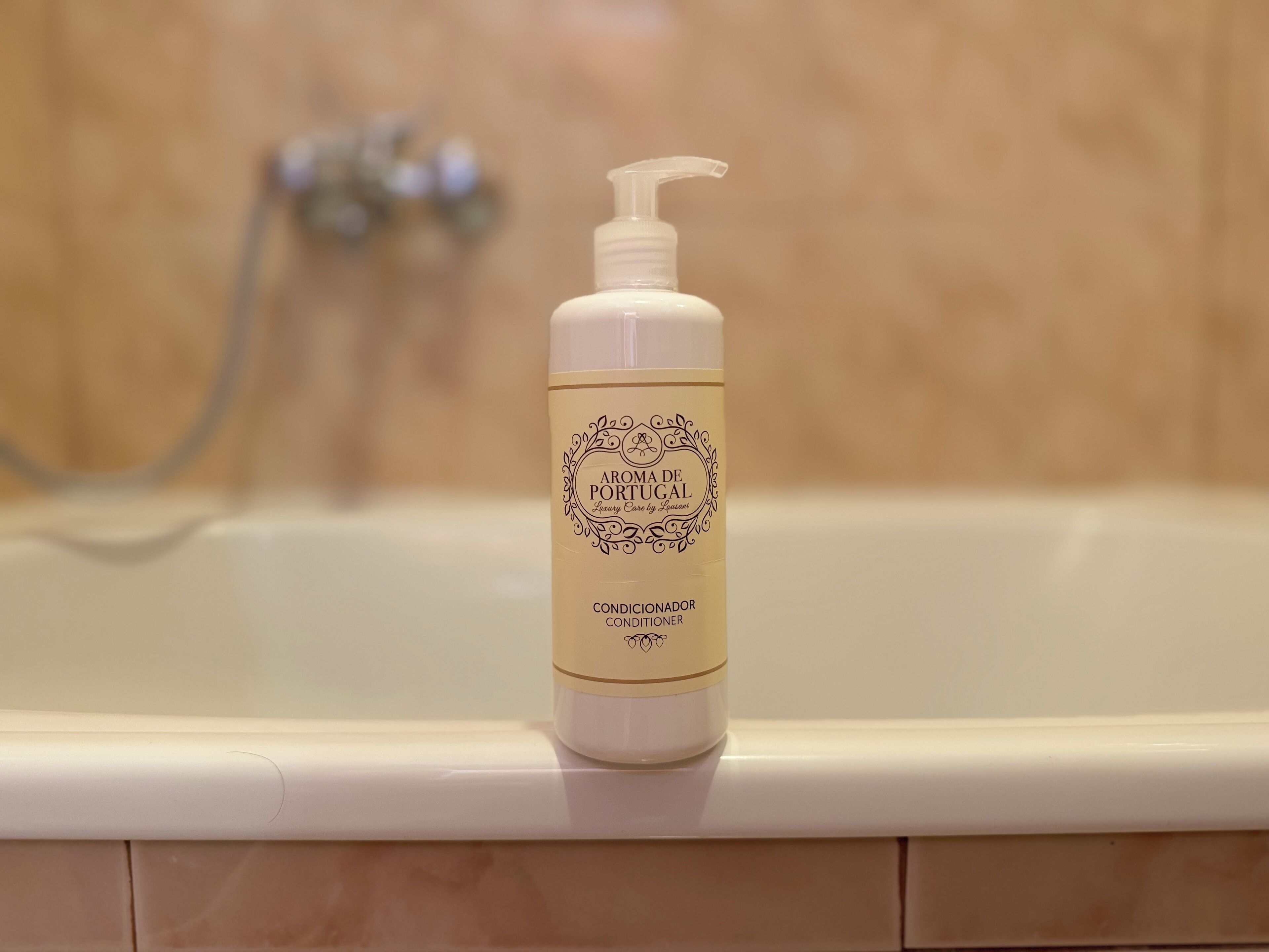 Une bouteille d’après-shampoing posée sur le comptoir d’une salle de bain.