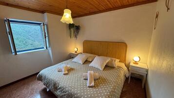 2 bedrooms, iron/ironing board, travel cot, free WiFi