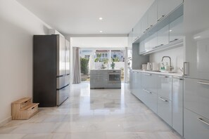 Frigorifero, microonde, forno, piano cottura