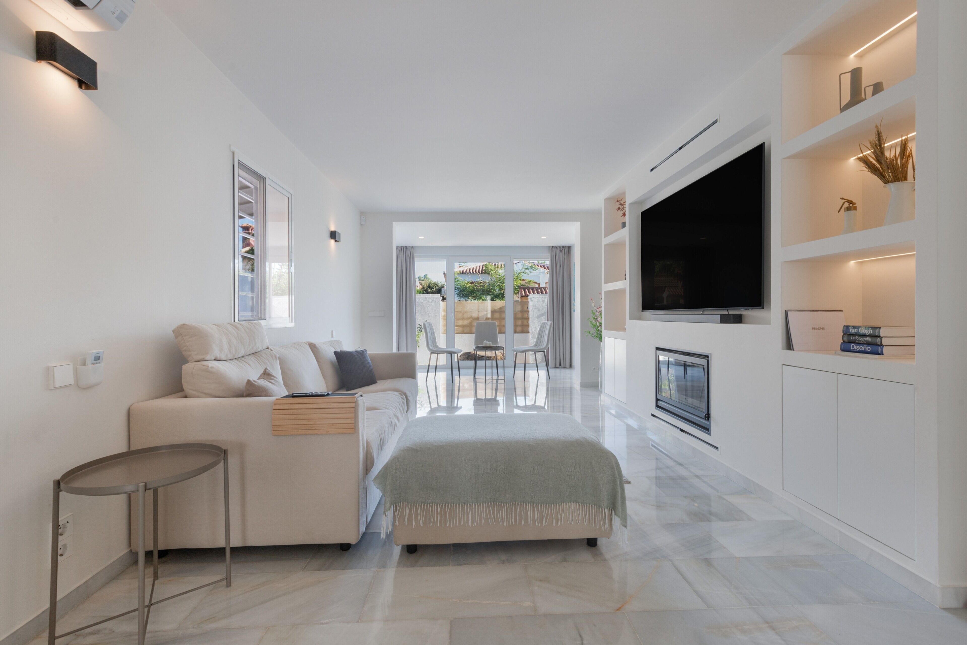 テレビ、暖炉、テレビゲーム