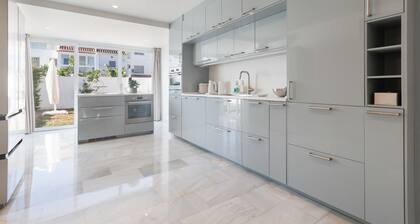 Holiday Home 'Luxurious and Modern Family Home' with Private Terrace, Wi-Fi and Air Conditioning
