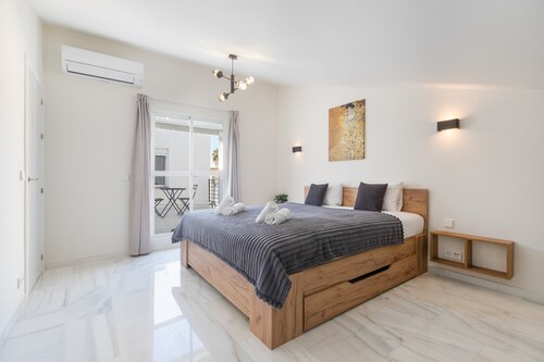 Holiday Home 'Luxurious and Modern Family Home' with Private Terrace, Wi-Fi and Air Conditioning