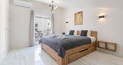 Holiday Home 'Luxurious and Modern Family Home' with Private Terrace, Wi-Fi and Air Conditioning