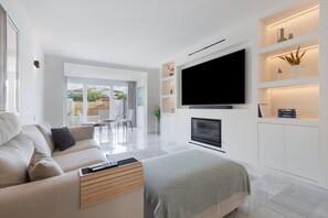 TV, caminetto, videogiochi