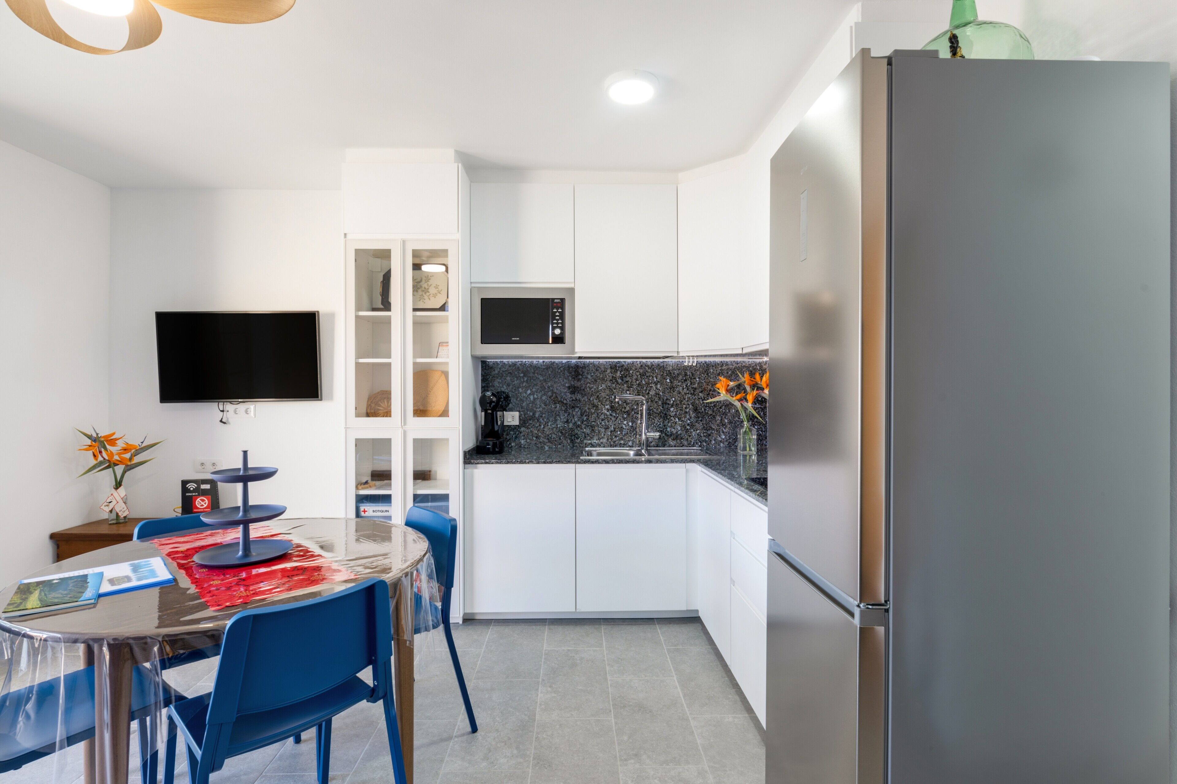 Frigorífico, microondas, horno y placa de cocina