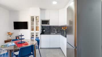 Frigorífico, microondas, horno y placa de cocina
